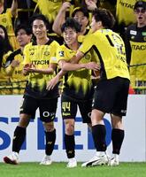柏－浦和　後半、チーム２点目のゴールを決め、喜ぶ柏・弓場（中）