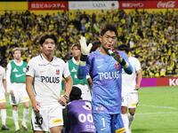 サポーターにあいさつをする浦和・西川（撮影・佐々木彰尚）