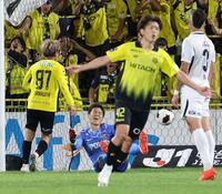 後半、柏・原田にゴールを決められた浦和・西川（撮影・佐々木彰尚）