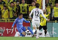 後半、ボールを止める浦和・西川（撮影・佐々木彰尚）