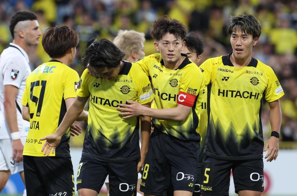前半、ゴールを決めて祝福される柏・小泉（左から２人目）＝撮影・佐々木彰尚