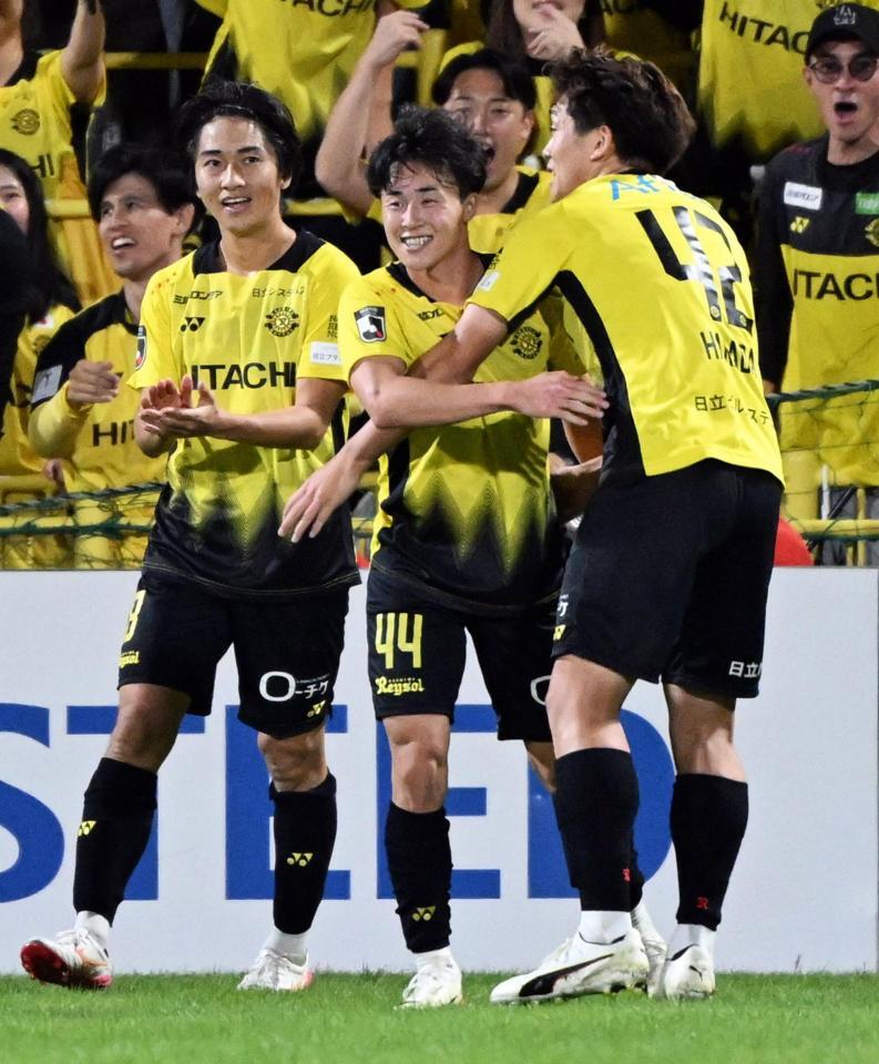 柏－浦和　後半、チーム２点目のゴールを決め、喜ぶ柏・弓場（中）