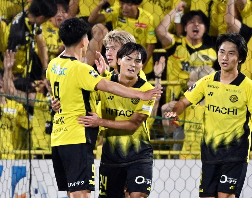 柏－浦和　後半、チーム３点目のゴールを決め、喜ぶ柏・久保（中央）