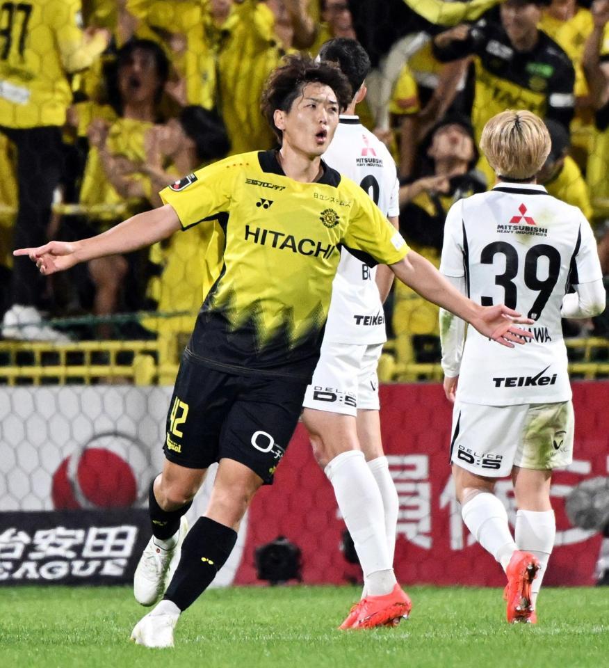 柏－浦和　後半、チーム４点目のゴールを決め、喜ぶ柏・原田