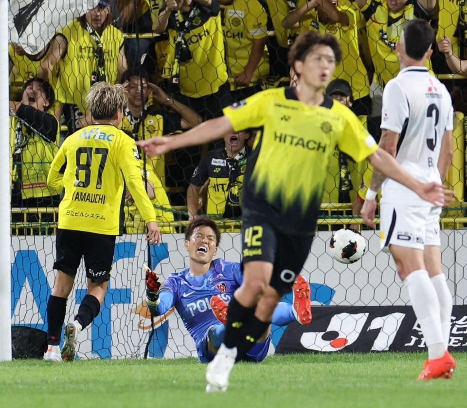 後半、柏・原田にゴールを決められた浦和・西川（撮影・佐々木彰尚）