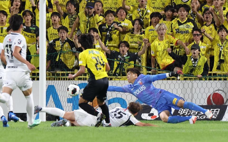 後半、柏・久保にゴールを決められた浦和・西川＝三協柏（撮影・佐々木彰尚）