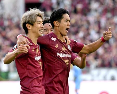 　前半、同点ゴールを決め、大迫（左）らと喜ぶ神戸・武藤（撮影・斎藤雅志）