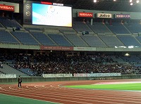 大宮戦後、数時間に渡ってスタンドに居残った横浜Ｍサポーター＝横浜・日産スタジアム