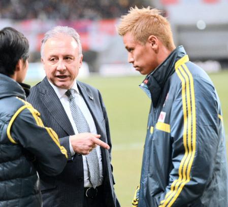 　試合を終え本田（右）と話すザッケローニ監督＝ホムスタ神戸（撮影・保田叔久）