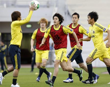 　Ｗ杯アジア最終予選に向けた練習で軽快に動く吉田（右から２人目）、内田（同３人目）ら＝共同