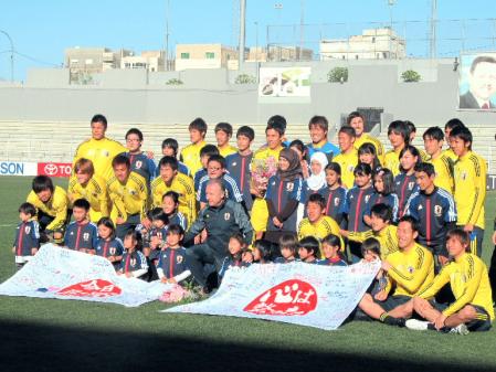 在ヨルダン邦人の子どもたちと記念撮影する日本イレブン＝キングアブドラ競技場