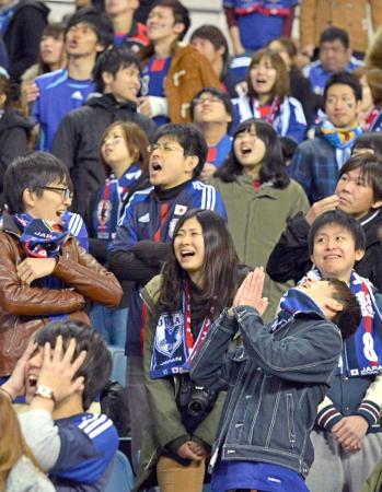 　前半終了間際に先制点を奪われ、天を仰ぐサポーターら＝埼玉スタジアム