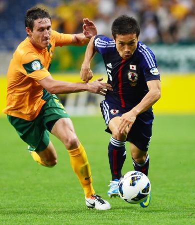 　後半、ドリブルでサイドを駆け上がる長友（撮影・金田祐二）