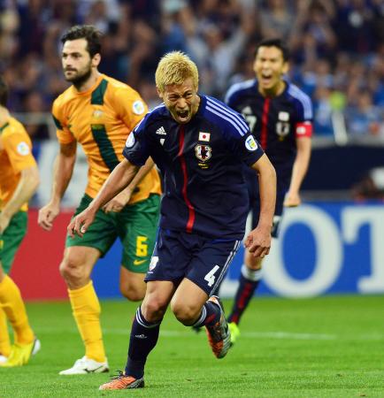 　後半、ＰＫで同点ゴールを決め雄たけびを上げながら駆け出す本田（撮影・吉澤敬太）