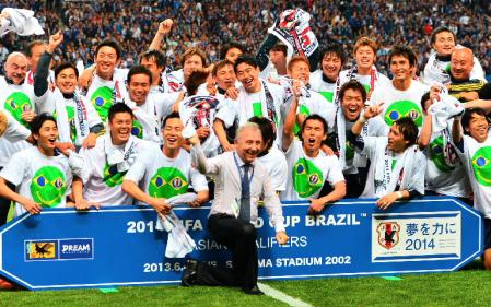 　オーストラリア戦を終えてＷ杯出場を決めて喜ぶザッケローニ監督（中央下）ら日本代表