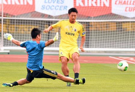 　飛び出したＧＫ・川島（左）をかわしてパスを出す豊田（撮影・吉澤敬太）