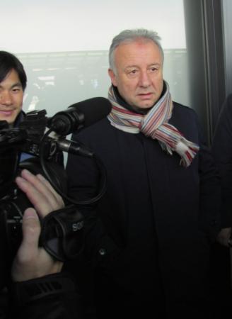 　出発直前の成田空港で取材に応じた日本代表のザッケローニ監督