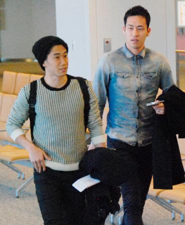 　ロンドンに向け出発するサッカー日本代表の香川真司（左）と吉田麻也