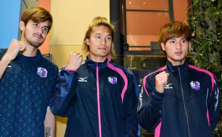 　　日本代表候補合宿に招集された（右から）Ｃ大阪ＦＷ南野、ＤＦ山下、長谷川は気合十分（撮影・山本直弘）