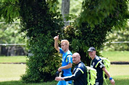 　練習後、Ｖの形をした木の前で、ファンの声援に応える本田（撮影・吉澤敬太）