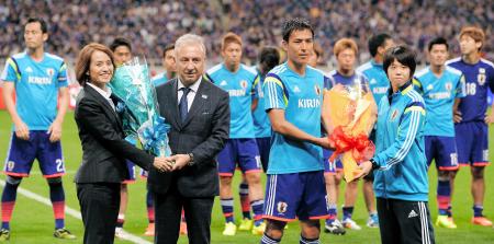 　試合後、Ｕー１７なでしこ日本代表から激励されるザッケローニ監督（中央左）と長谷部（同右）ら日本代表