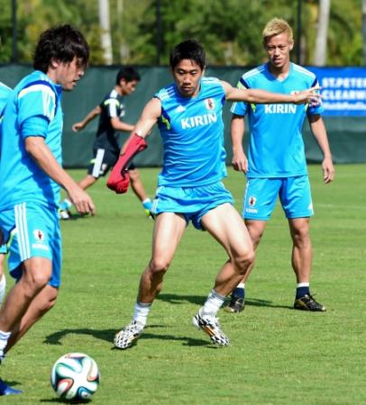 遠藤保仁（左）のボールを奪いに行く香川真司。右は本田圭佑＝米国・クリアウオーター（撮影・吉澤敬太）