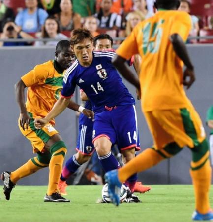 　後半、ボールを奪取する青山敏弘＝レイモンド・ジェームス・スタジアム