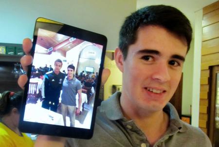 　本田との２ショット写真を披露するシュラスコ店のオーナー・トニールさん