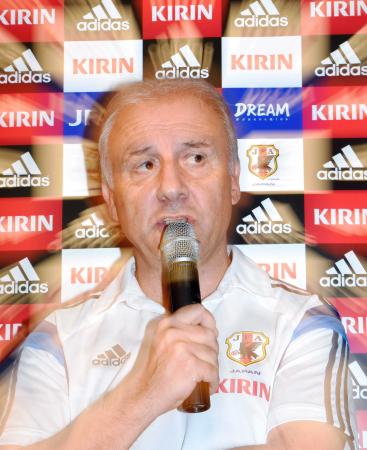 　急きょ練習を取りやめ会見するザッケローニ監督（撮影・吉澤敬太）
