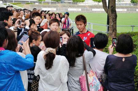 　サポーターとの写真撮影に応じるＣ大阪・柿谷