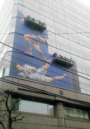 　ＪＦＡハウス壁面から撤去されるザックジャパンの巨大ポスター