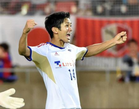 　後半、同点ゴールを決め雄たけびをあげるＦＣ東京・武藤