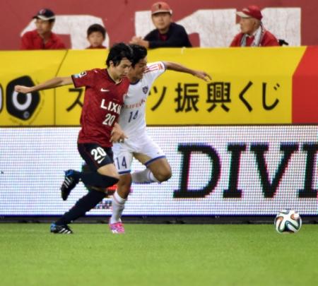 　後半、ＦＣ東京ＦＷ武藤（右）と競り合う鹿島ＭＦ柴崎