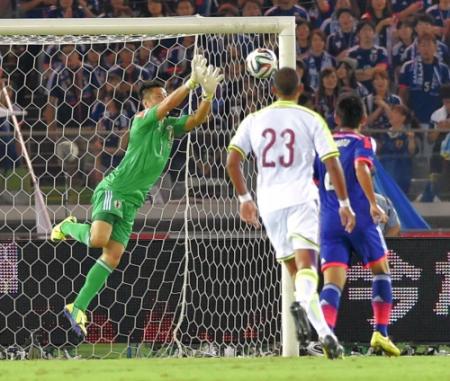 　前半、ボールをクリアする日本代表ＧＫ・川島（撮影・吉澤敬太）