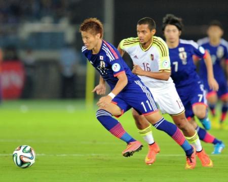 　前半、速攻を仕掛ける柿谷（左）＝撮影・西岡　正