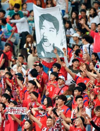 　仁川アジア大会のサッカー男子日韓戦の会場で、試合前に掲げられた安重根の肖像画を描いた幕