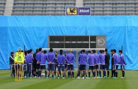 　練習前に円陣を組む日本代表