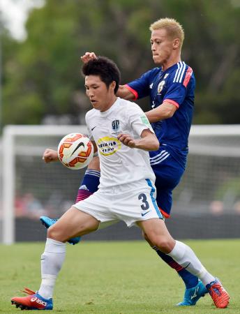 　オークランドの岩田（手前）と競り合う本田（共同）