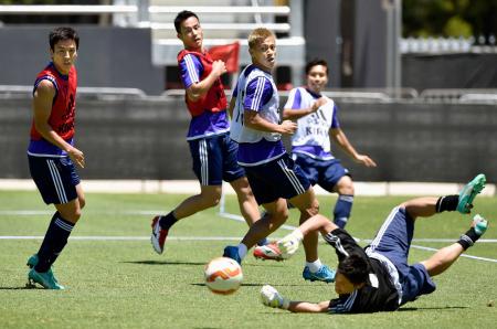 　サッカーのアジア・カップに向けた日本代表の合宿で練習する（左から）長谷部、吉田、本田、右下は川島（共同）