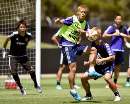 パレスチナ 本田包囲網 敷く 日本代表バックナンバー サッカー デイリースポーツ Online