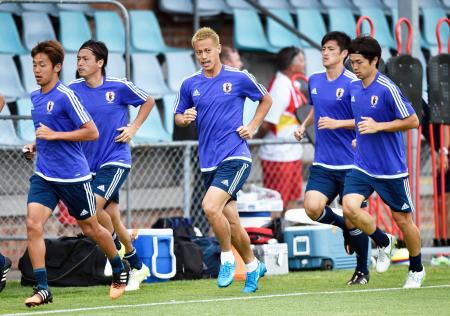 　パレスチナ戦に向け、調整する（左から）清武、遠藤、本田、植田、森重（共同）