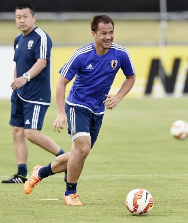 　パレスチナ戦に向け、リラックスした表情で練習する岡崎（共同）