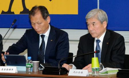 　理事会に臨む日本サッカー協会の大仁会長（右）と原専務理事
