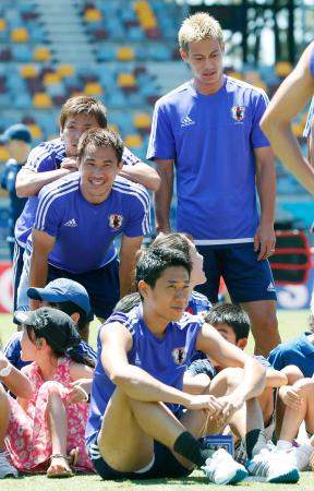 　オーストラリアのブリスベンで、練習前に集まるサッカー日本代表の香川（下）、岡崎（左手前）、本田（右）（共同）