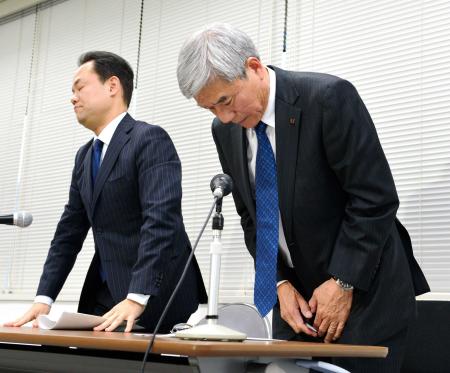 　会見の最後に頭を下げる日本サッカー協会の大仁邦弥会長。左は三好豊法務委員長（撮影・吉澤敬太）