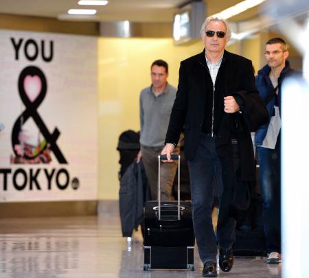 　２人のコーチを伴って来日したハリルホジッチ日本代表新監督（右手前）