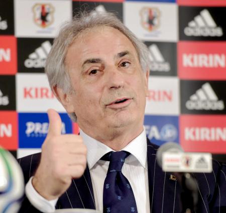 　就任会見でサムアップポーズを見せるハリルホジッチ監督