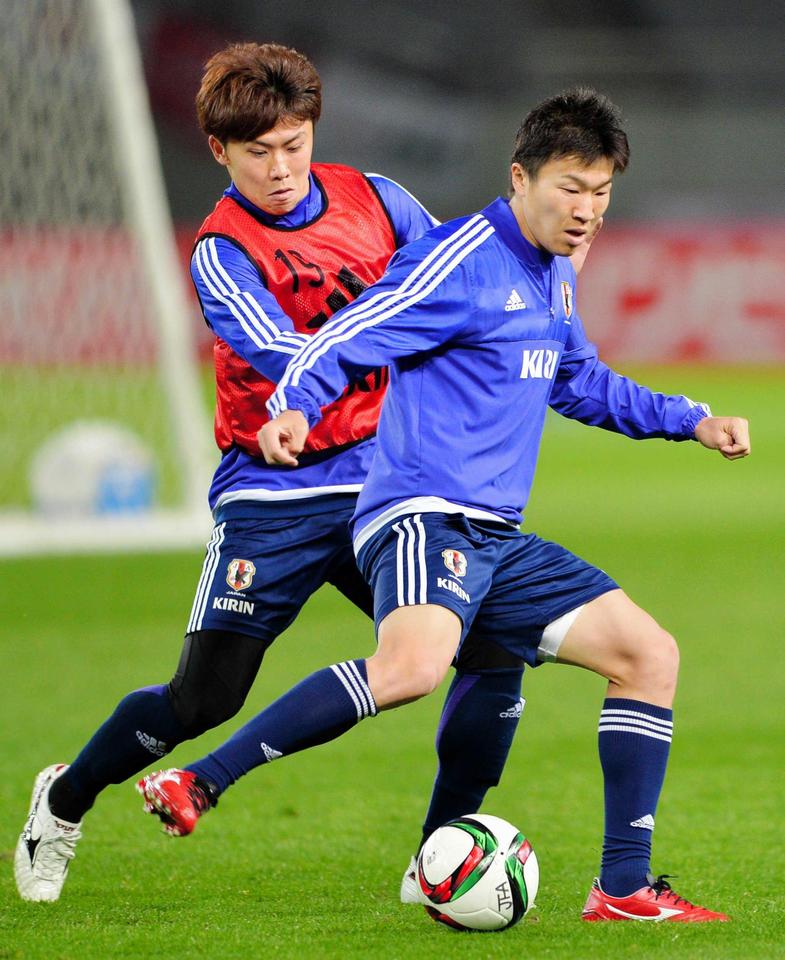 　ミニゲームで永井（右）と競り合う太田