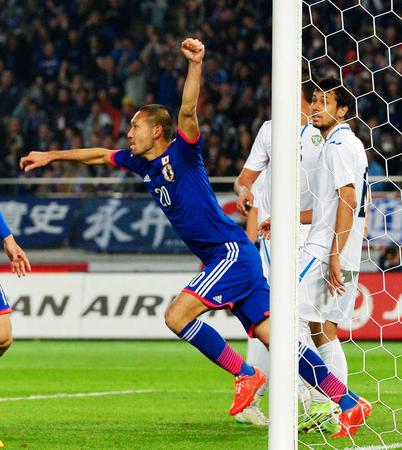 　後半、ゴールを決め喜ぶ川又