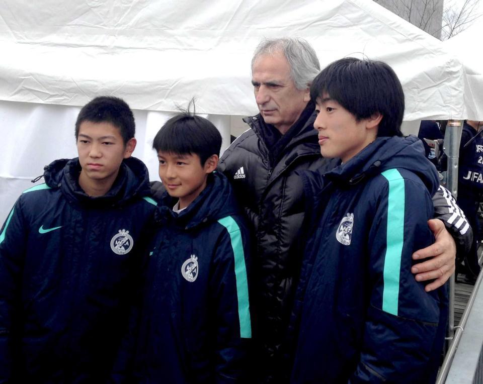 　ハーフタイム中にファンと記念撮影をする日本代表のハリルホジッチ監督（右から２人目）